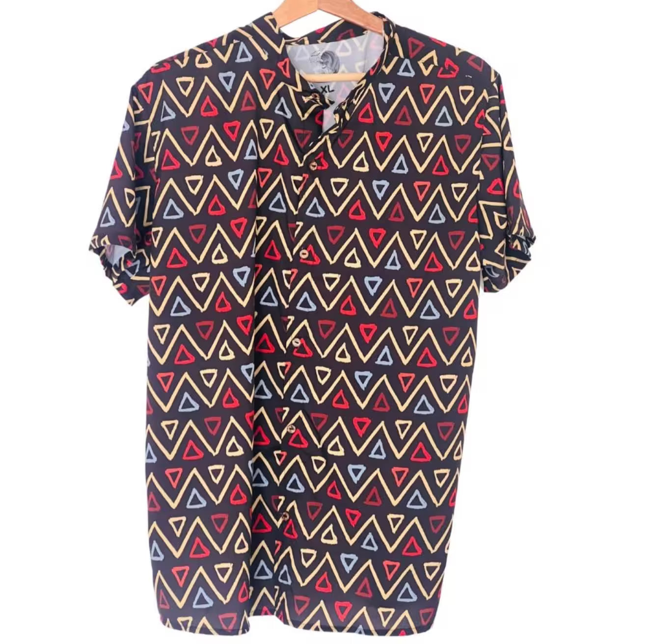 LIBÓ - Camisa Flechas con Diseño Tribal Geométrico, de Poliéster Reciclado, Hecha en Colombia